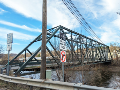 photo of narrow metal bridge in Montpelier Vermont with weight limit sign