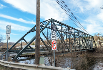 photo of narrow metal bridge in Montpelier Vermont with weight limit sign