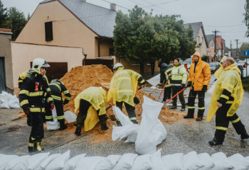 emergency workers filling sandbags to create sandbag wall